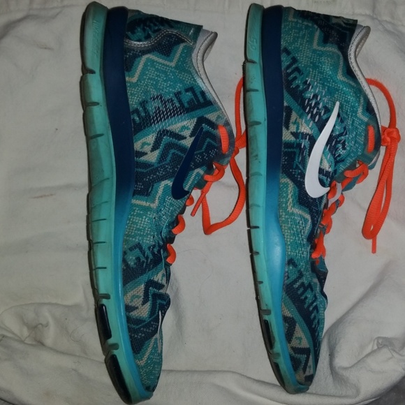 ⭕ SOLD ⭕ Nike Sneakers - Picture 3 of 7